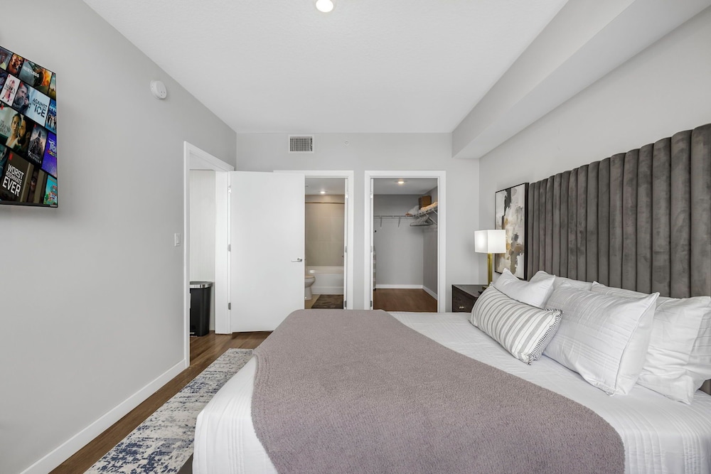 Stylish City-View Condo Pool Access