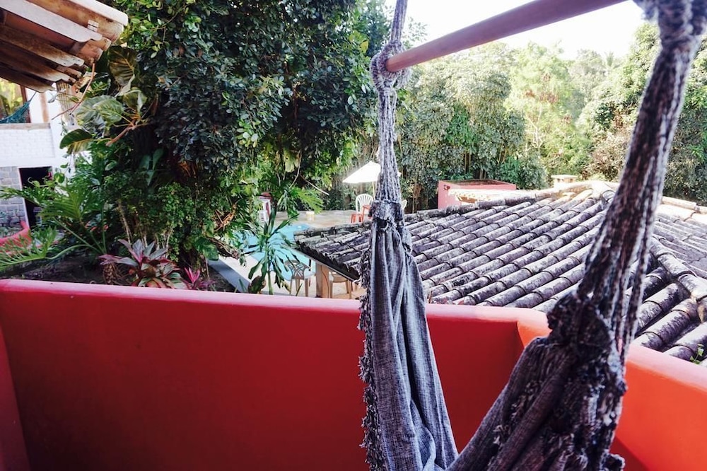 Novos Baianos Hostel e Suites