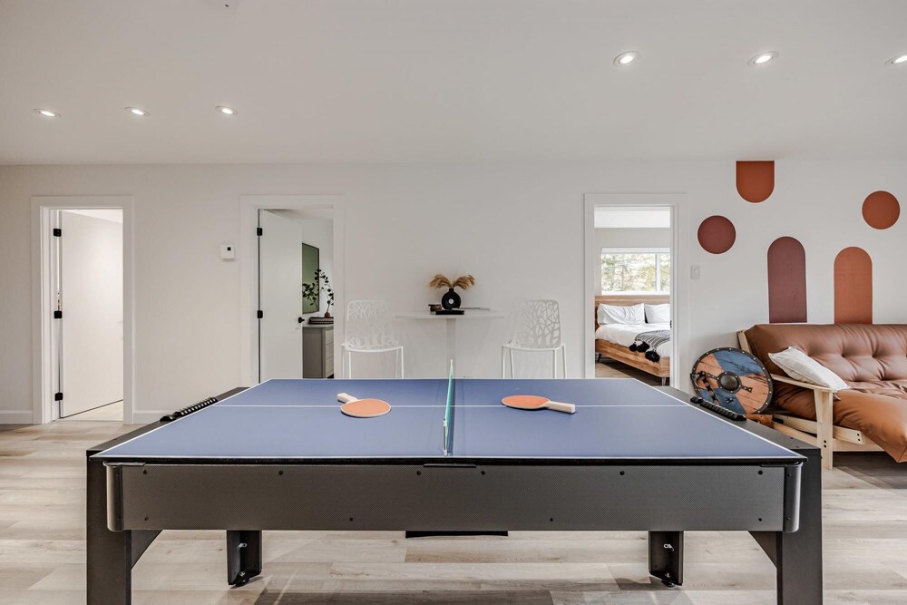 Valhalla - Scandinavian Style Chalet Directly on the Lake With Upscale Amenities and Private hot tub