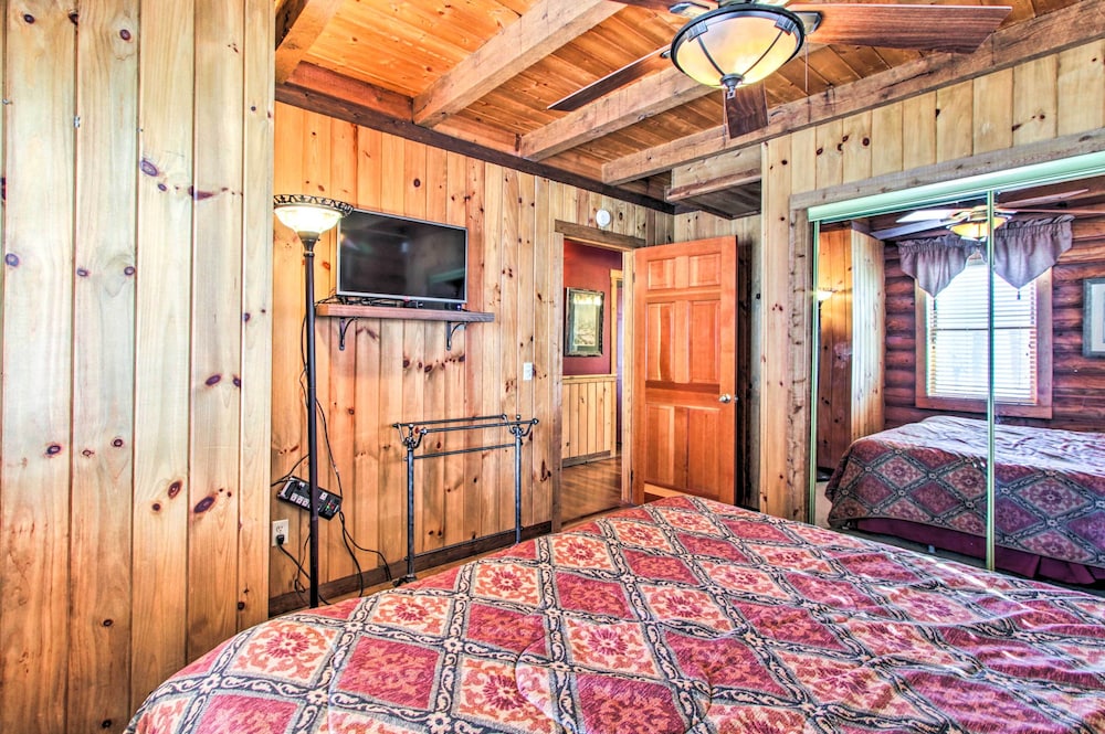 2 Mi to Ober Mtn: Hot Tub & Deck at Cozy Cabin!