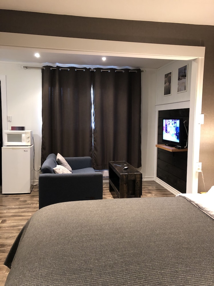 Greenside motel