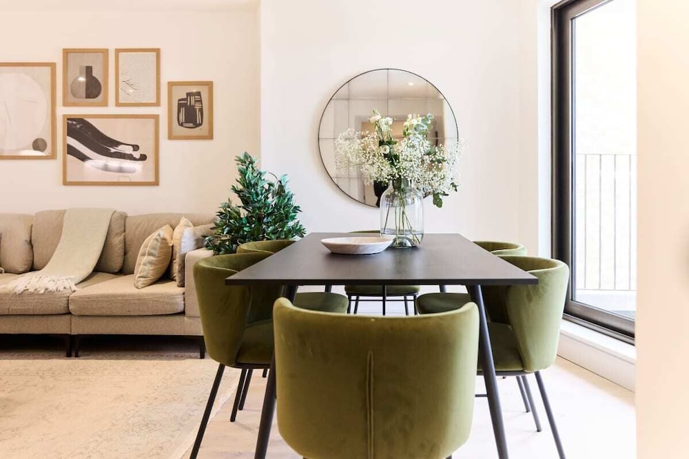 The South Wimbledon Escape - Lovely 3bdr With Balcony