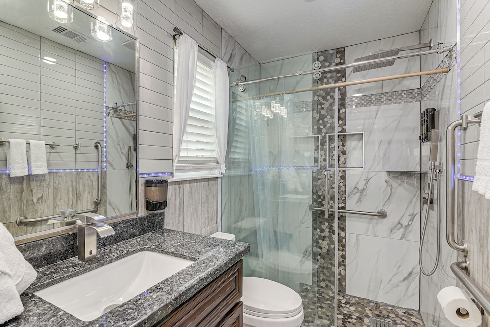 ~ 2 Blocks to Beach: Galveston Group Getaway!