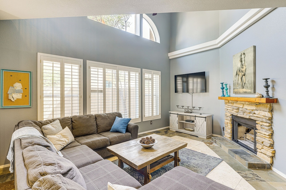 Hike & Golf! Townhouse w/ Resort Perks in PHX