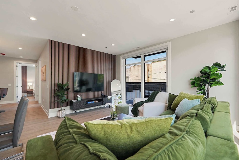 Modern 2br2ba Condo Free Parking and Balcony