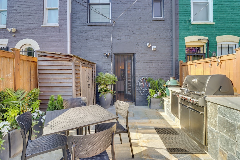 2 Mi to National Mall: Stunning Townhome w/ Patio!