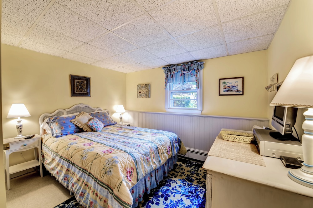 Charming East Falmouth Home: Walk to Private Beach