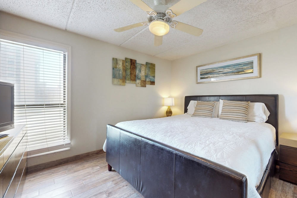 Gulf-view Corner 3BR w/ Balcony & Luxe Amenities