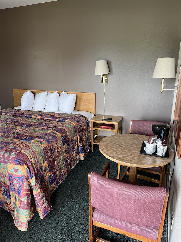 All Star Inn & Suites
