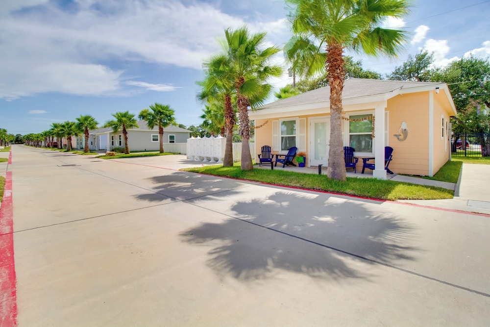 4 Mi to Rockport Beach Park: Home w/ Resort Perks