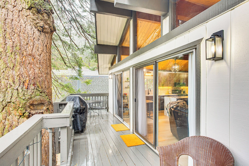 3 Mi to Lake Arrowhead Village: Pine-view Home!