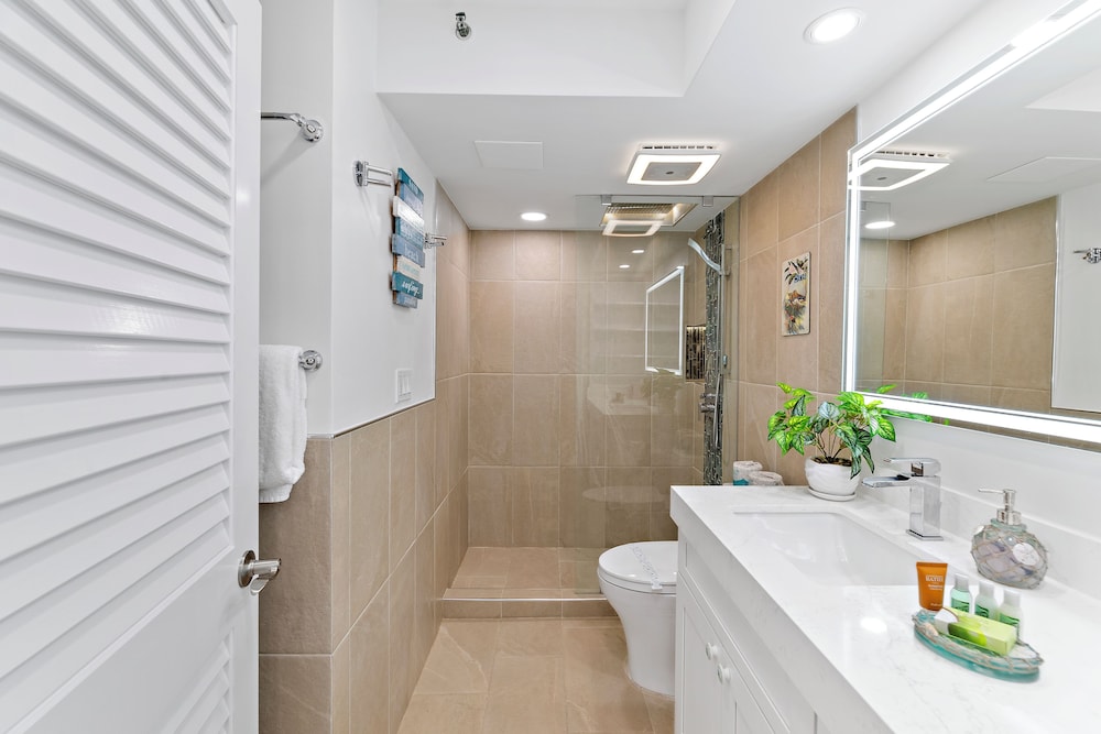 High Floor Ocean View Condo (King Bed and Parking): bathroom photo