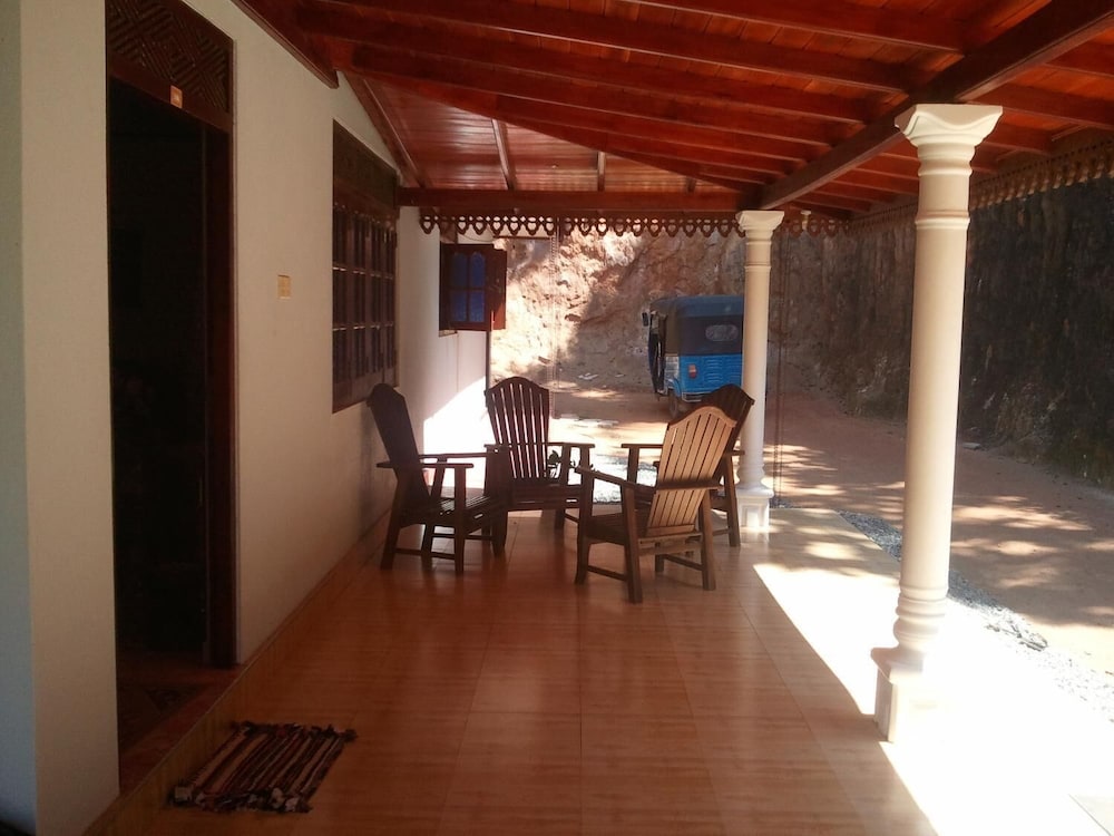 Damith Tourist Inn