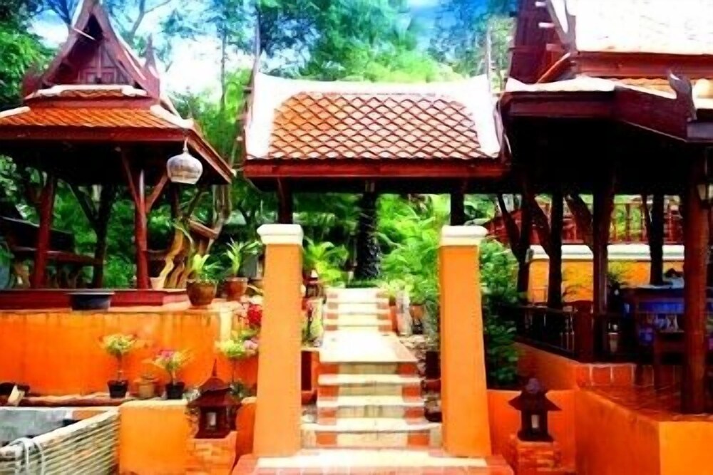 Harry's Bungalows & Restaurant