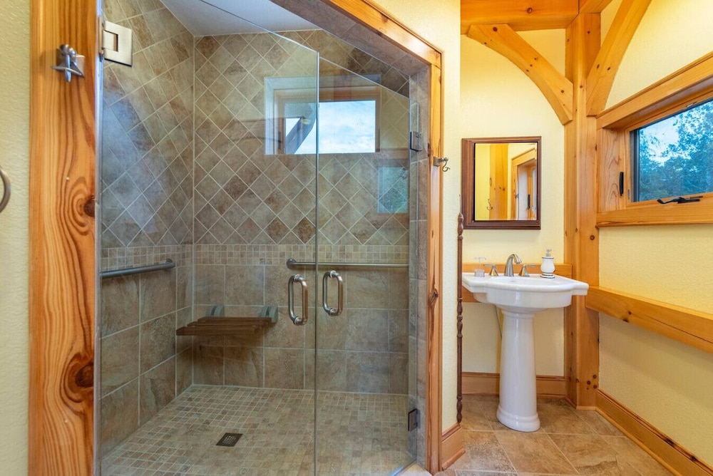 Luxe Riverfront Escape Mtn Views Pickleball Ct