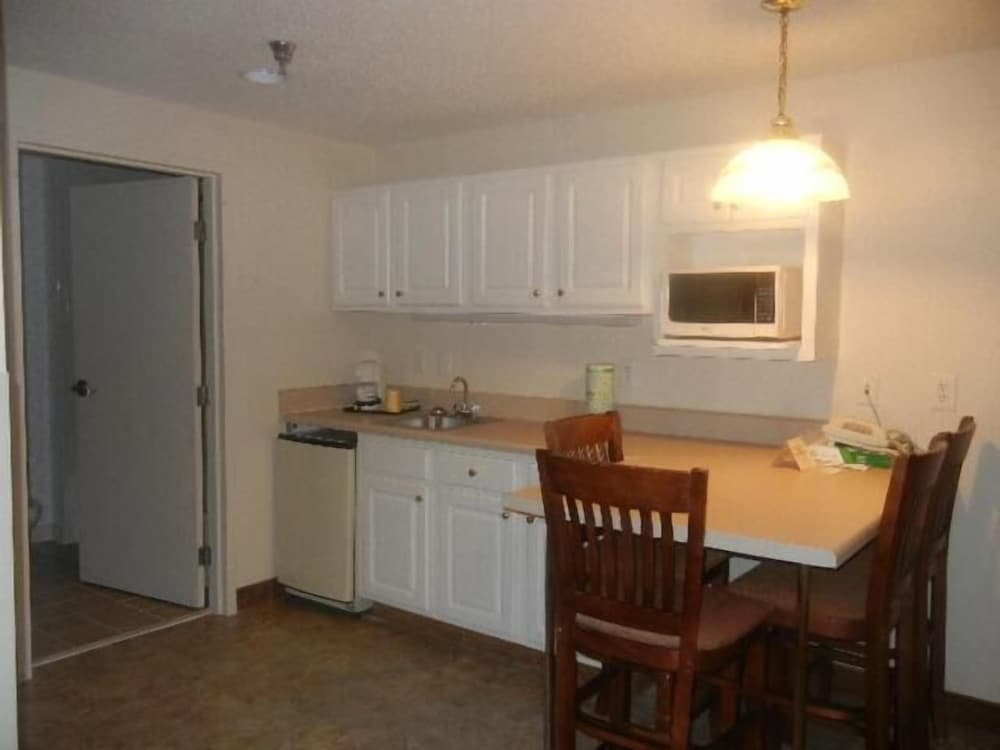 Fayetteville Vacations - Landmark Inn Fort Liberty - Property Image 2