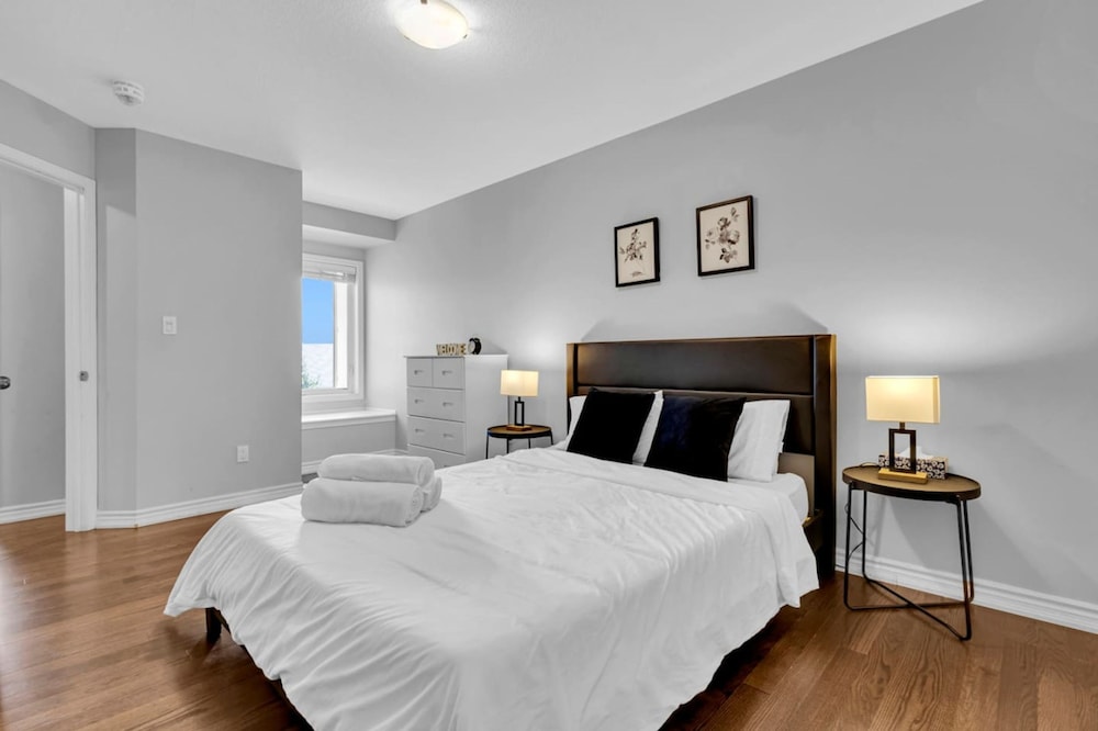 Cozy 3BR Home Parking Near Kitchener Attractions