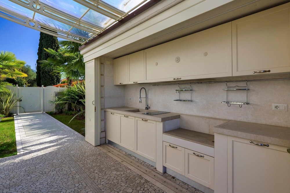 Luxury Lakefront Onassis 2 by Apt24 view 3