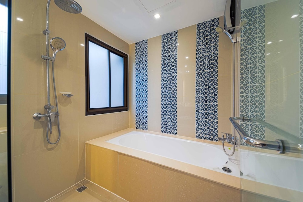4 Bed Beachfront Condo SP43