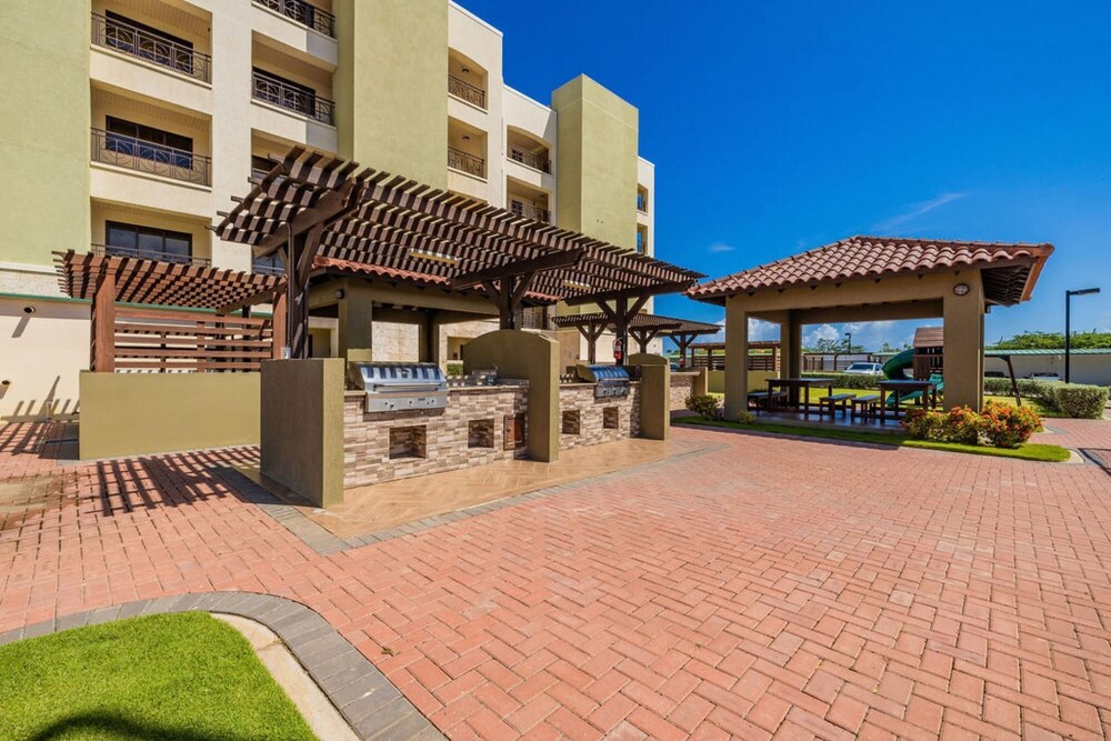 Beautiful 2BR Condo w Great Amenities Palmbeach
