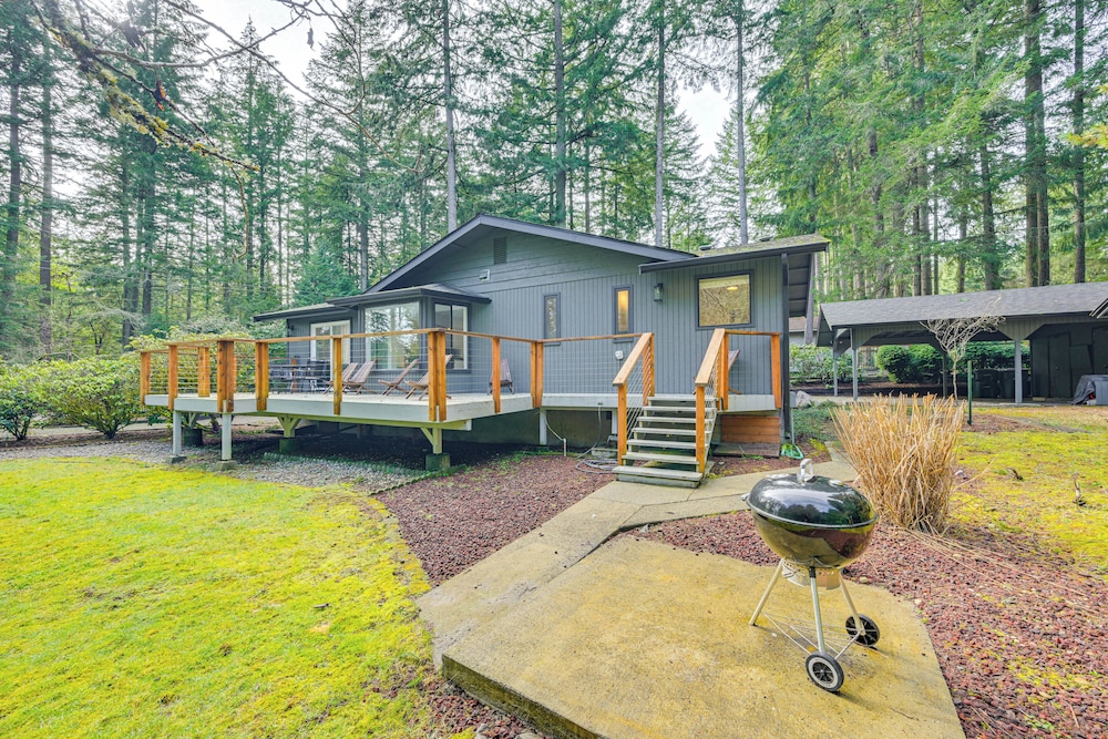 Walk to Lake: Anderson Island Escape w/ Fire Pit