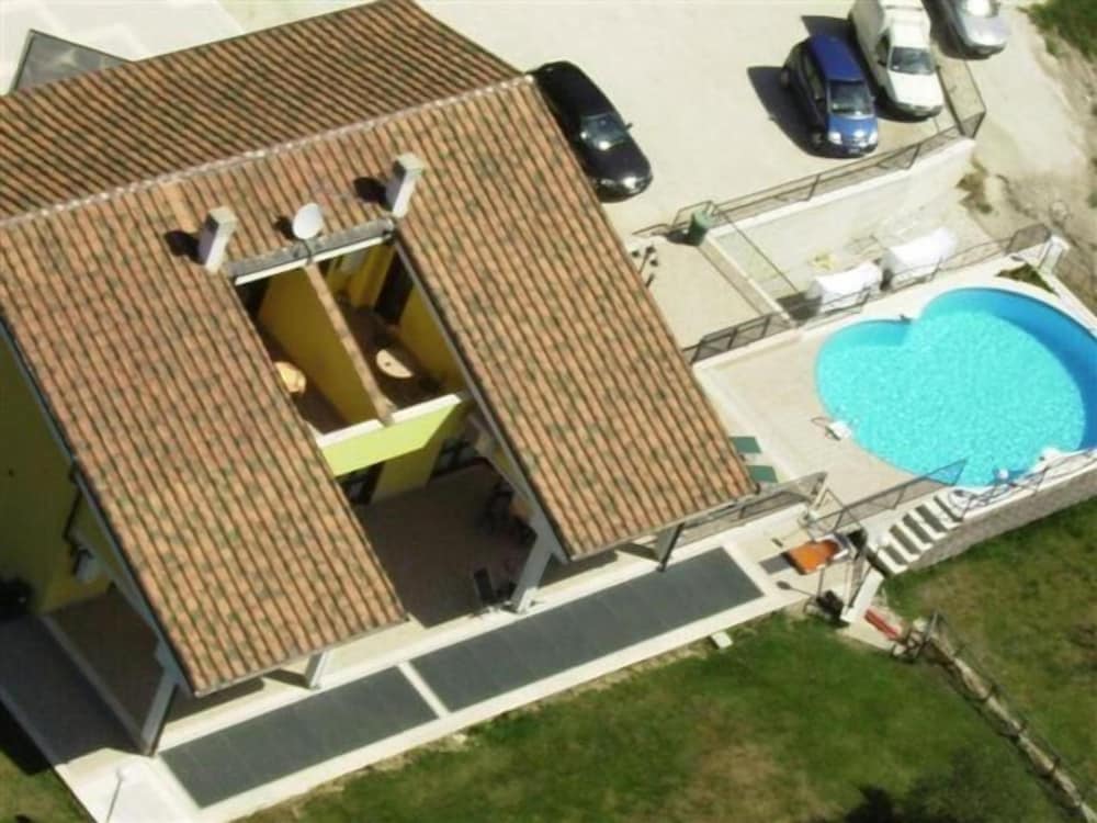 Photo 10