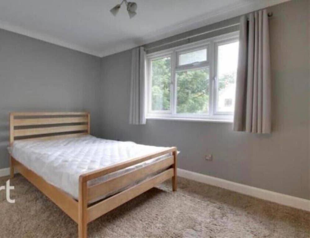 Beautiful 2-bed House in Grays view 2