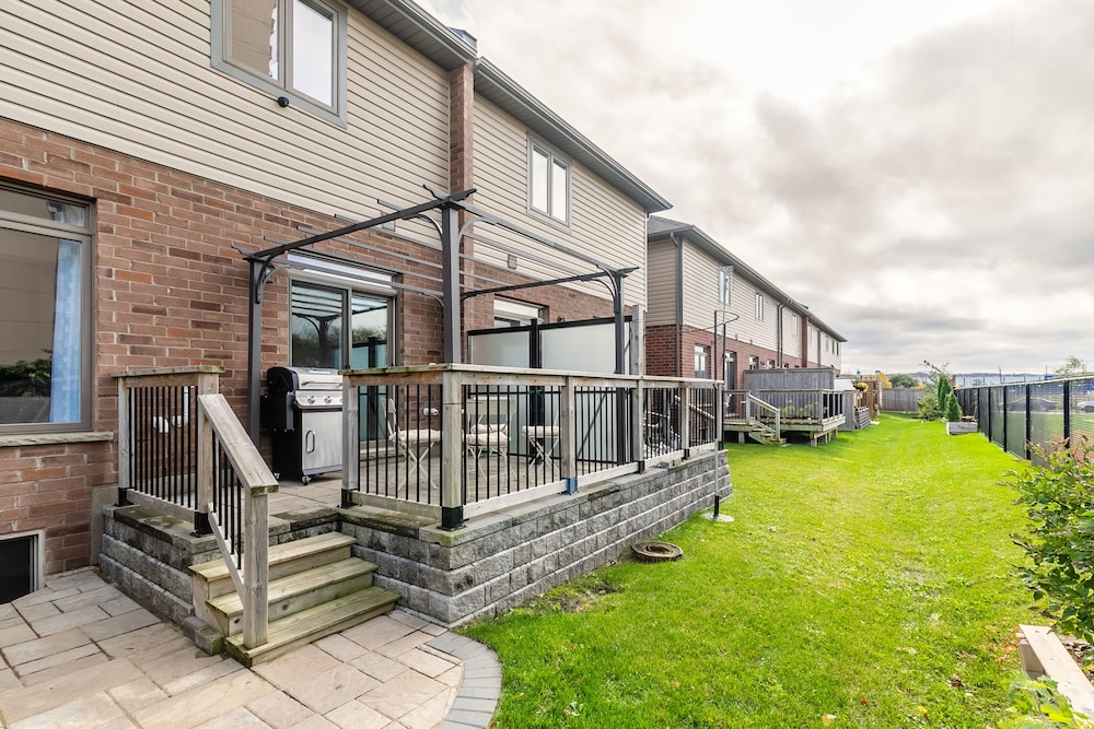 Modern 3BR 2BA Townhome in Lakeshore