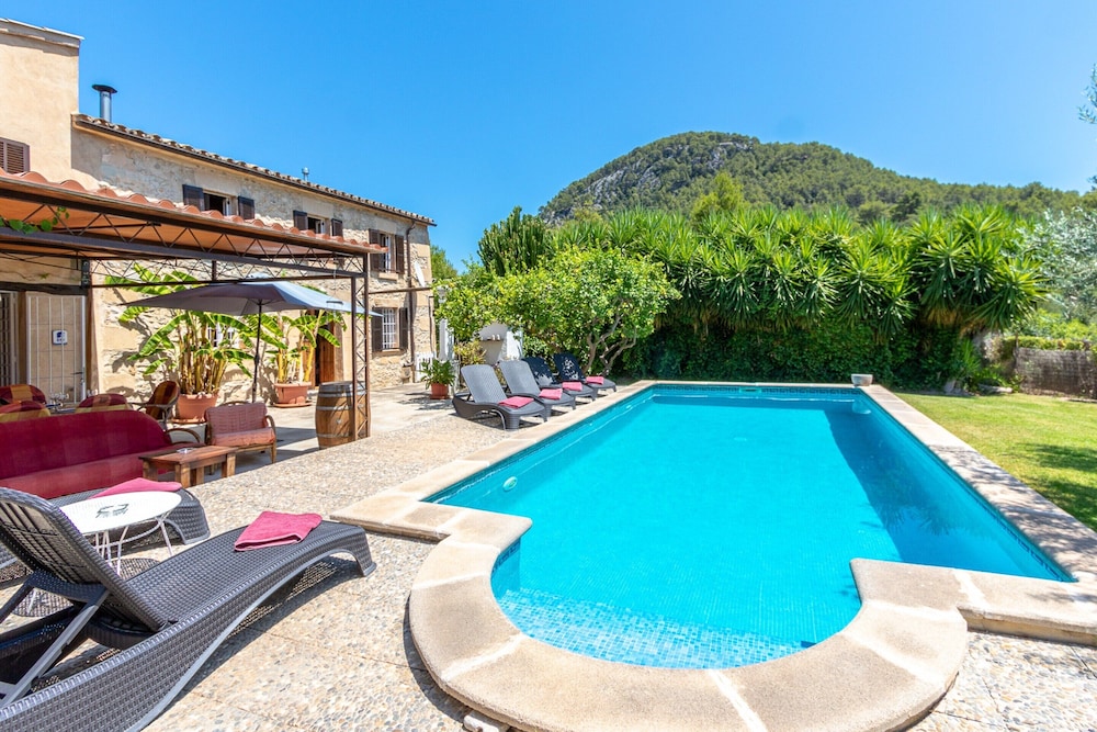 Traditional Charm With Private Pool