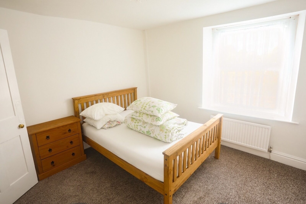 2-bed Apartment, Sleeps 6, 8-min Walk to Centre