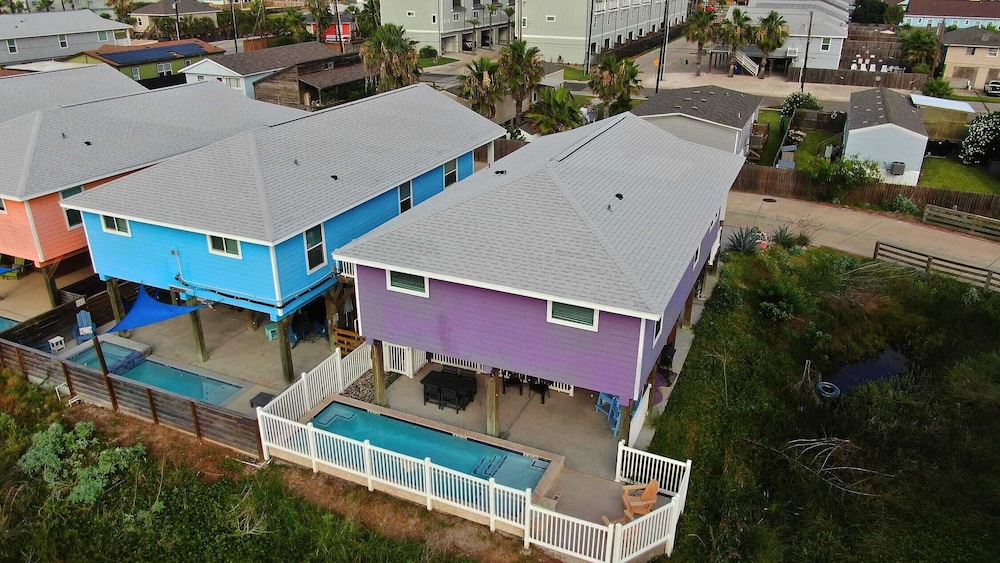 Purple Parrot by Avantstay Heated Pool, Beach Access & Central Port A Location