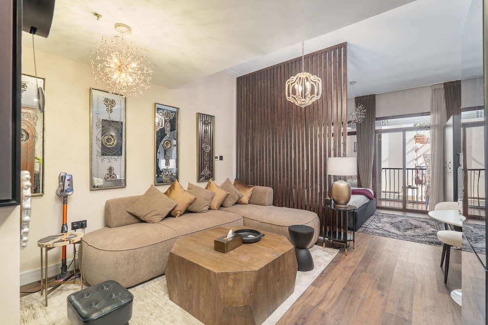 Extravagant Studio Stay for 2 in JVC