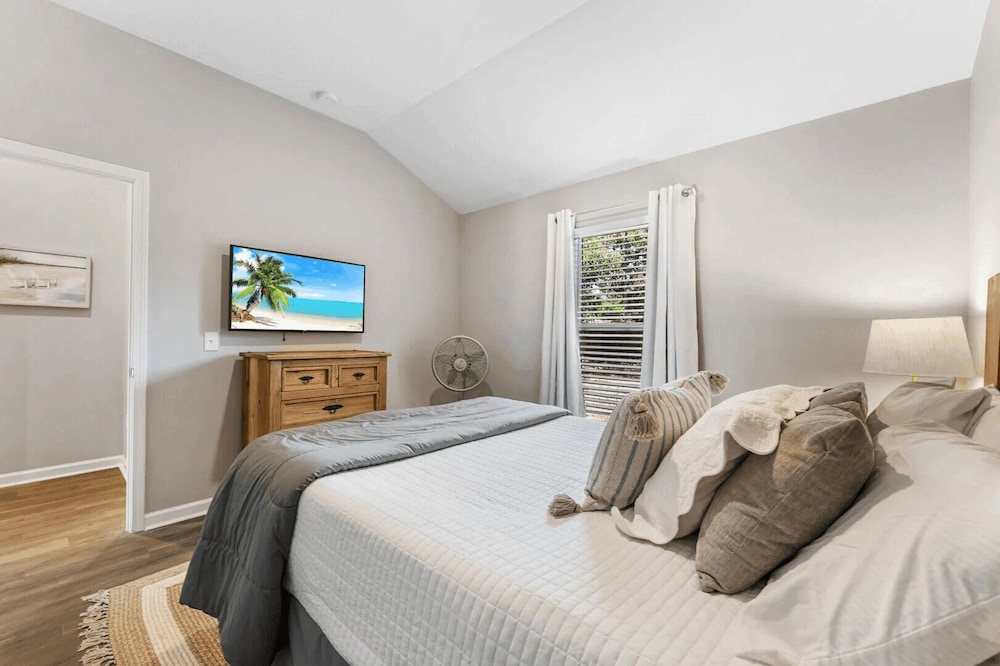 Ocean Oasis by Avantstay Block to Beach West Pcb, Pet-friendly