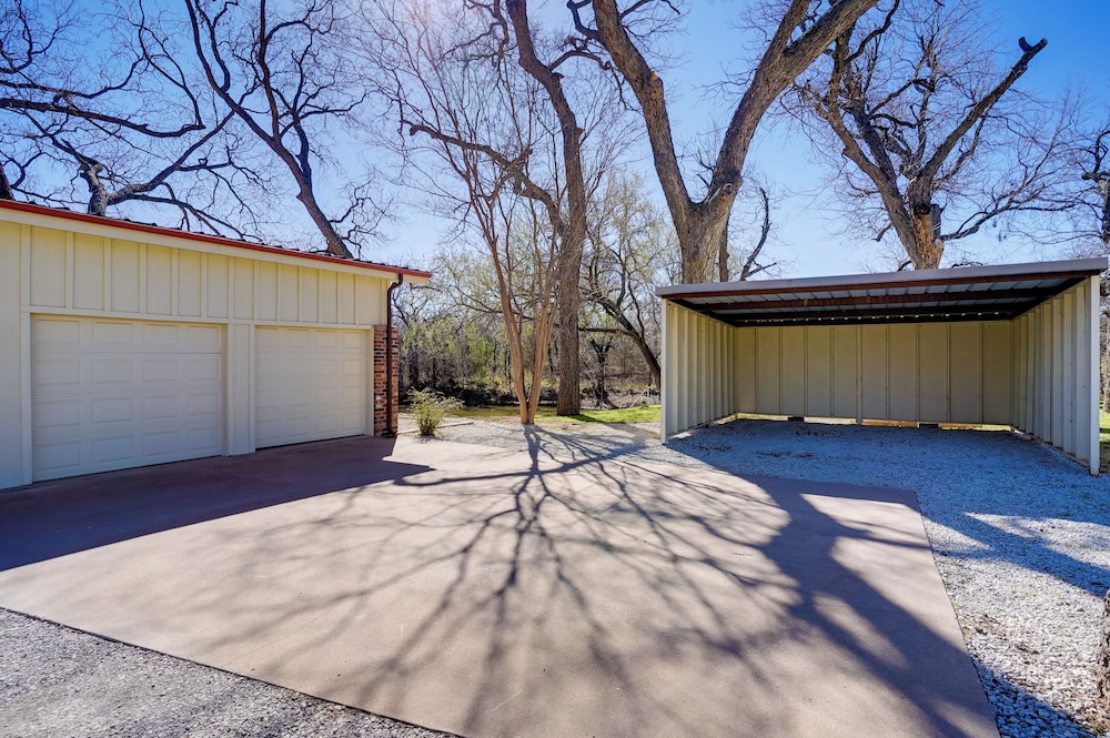 On-site River Access: Fishing Retreat in Granbury!