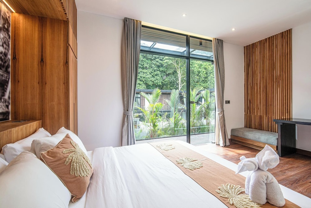 Elegant 6BR Canggu Villa Steps From the Ocean