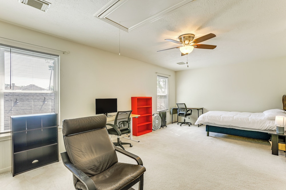 4 Mi to Old Town Spring: Family Retreat w/ Yard!