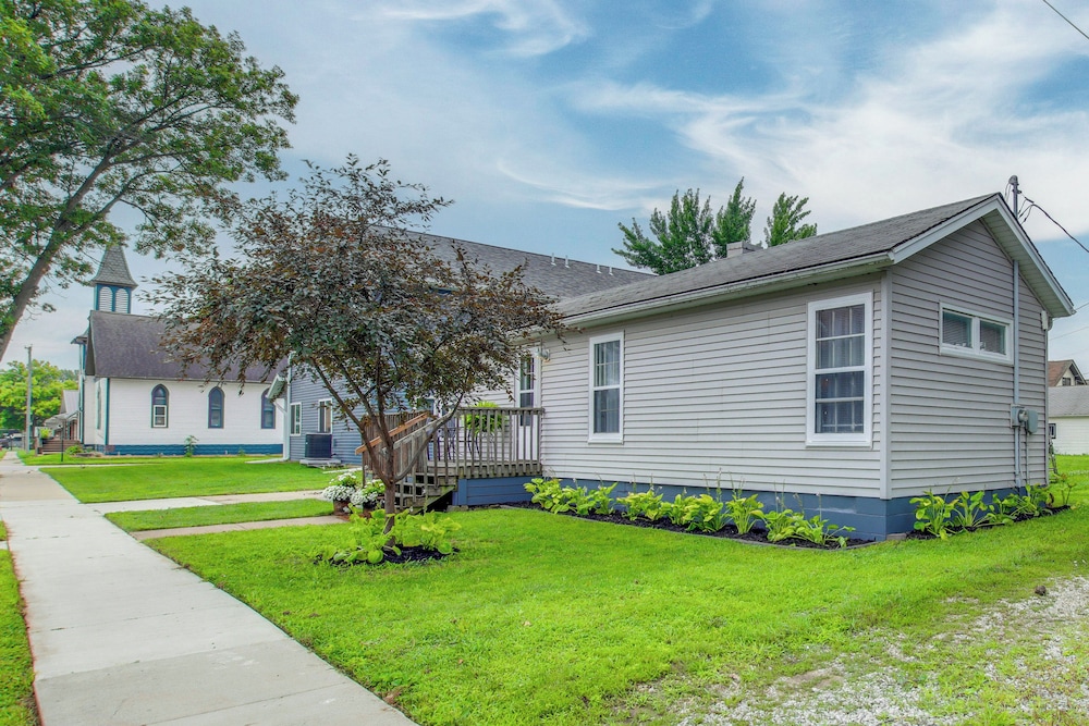 Home Near Kinnick, UI Health & Amish Country