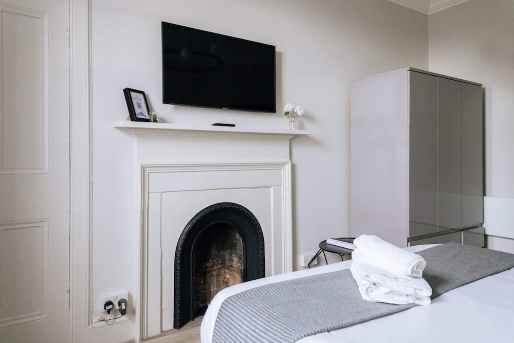 Chic 1BD Flat - W/views of Edinburgh Castle! view 3