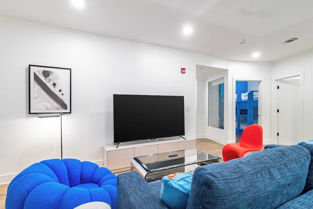Dual Bachelor Pads w/ Rooftop Lounge & Games Sleeps 26 5 Min to Broadway