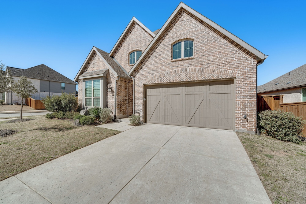 Patio & Yard: Beautiful Family Home in Mansfield!