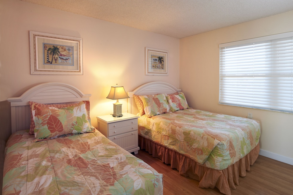Paradise Beach Club by Happy Palm Stays