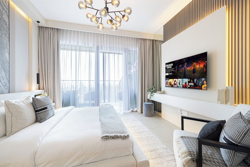 DVH Luxe Retreat 4BR Burj View Apartment