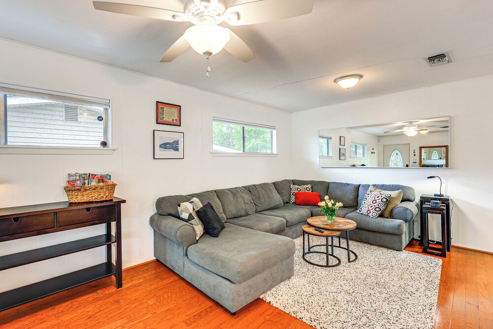 7 Mi to Dtwn San Antonio: Charming Home w/ Yard