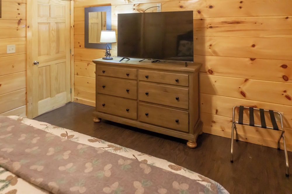 2 BR Pigeon Forge Home w/ Porch & Hot Tub