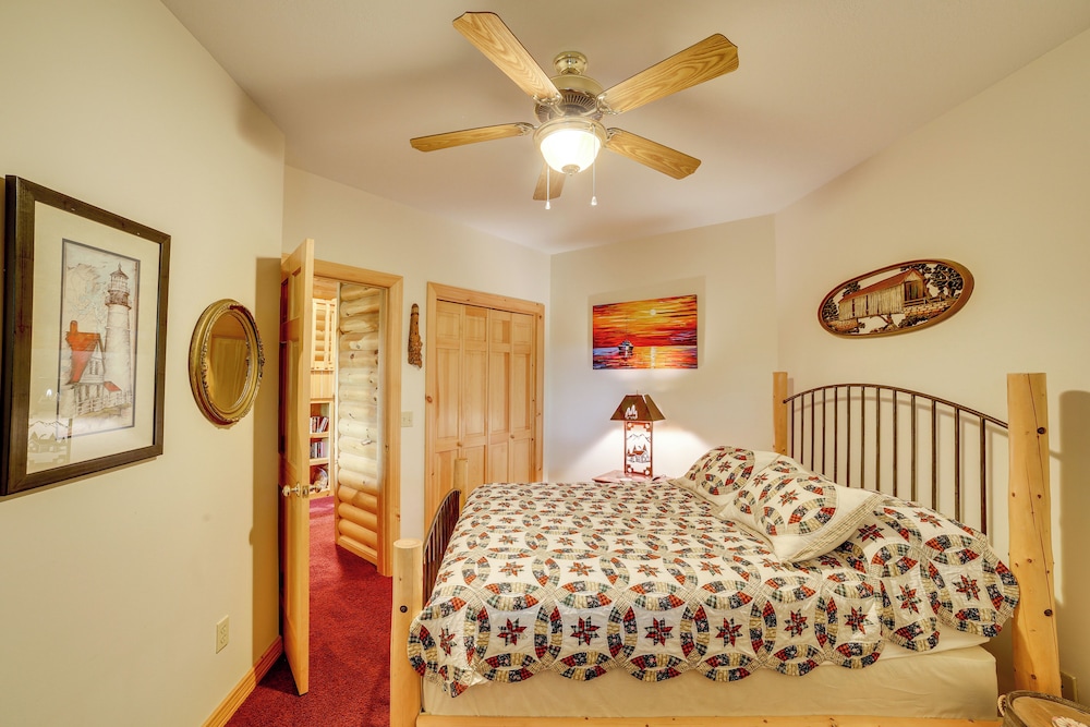 Decks & Views: Spacious Cabin Near Table Rock Lake