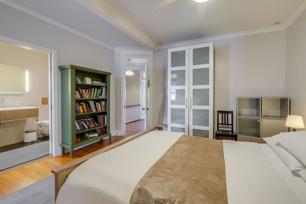 2 Mi to National Mall: Modern DC Home view 2