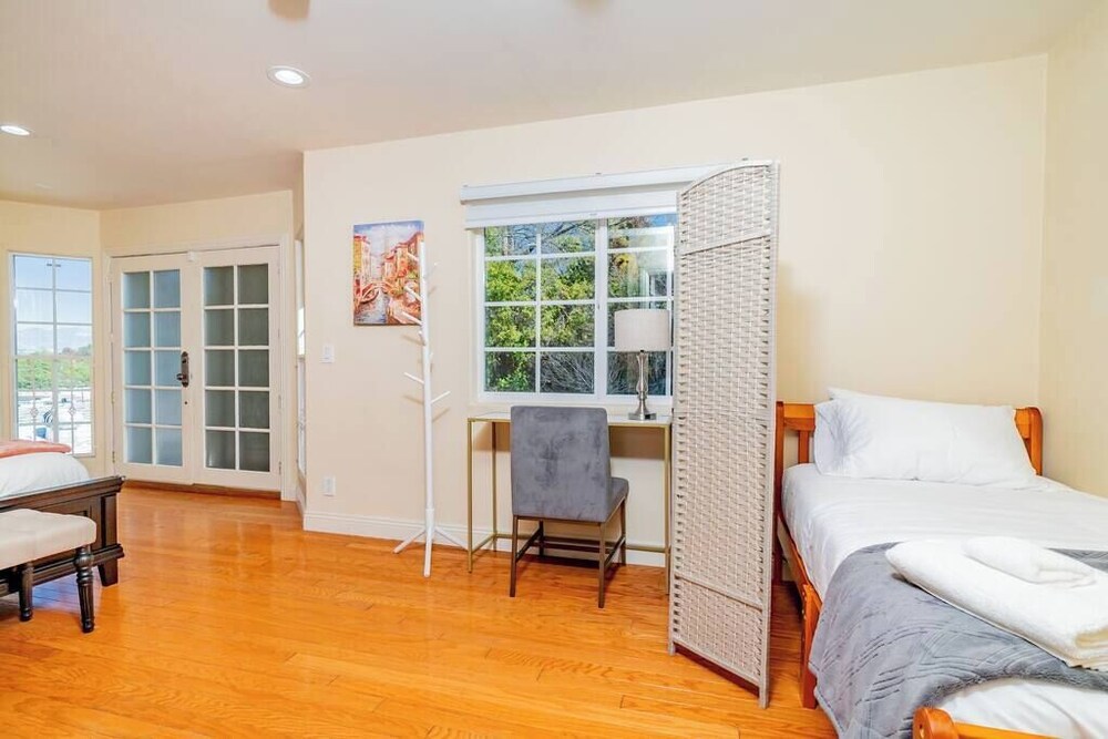 Monterey Park Retreat: Spectacular Views & Comfort