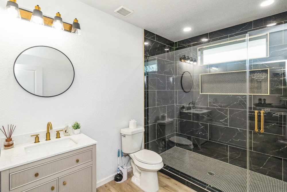 Stylish 4BR Home Mins to Downtown River Walk