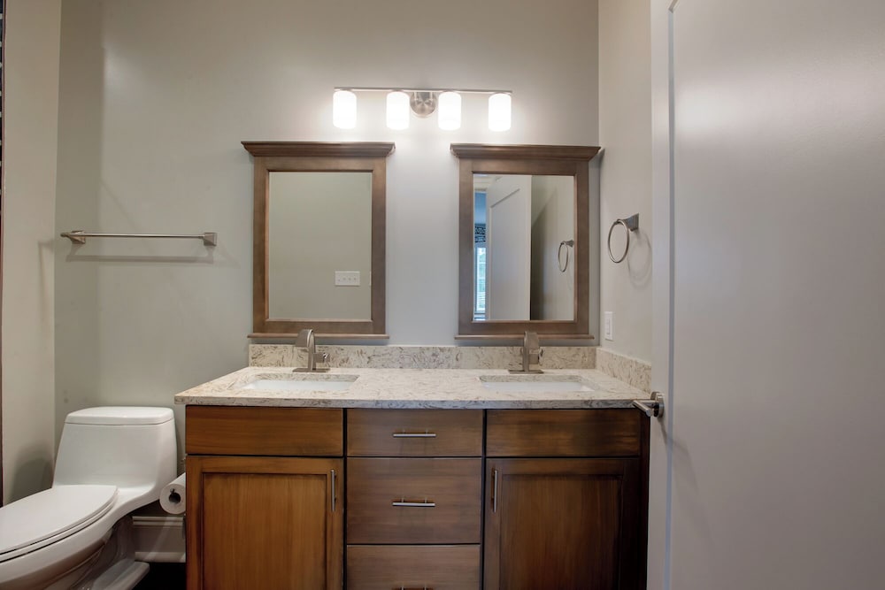Newly Renovated 4 bed 3 bath & 2 Parking