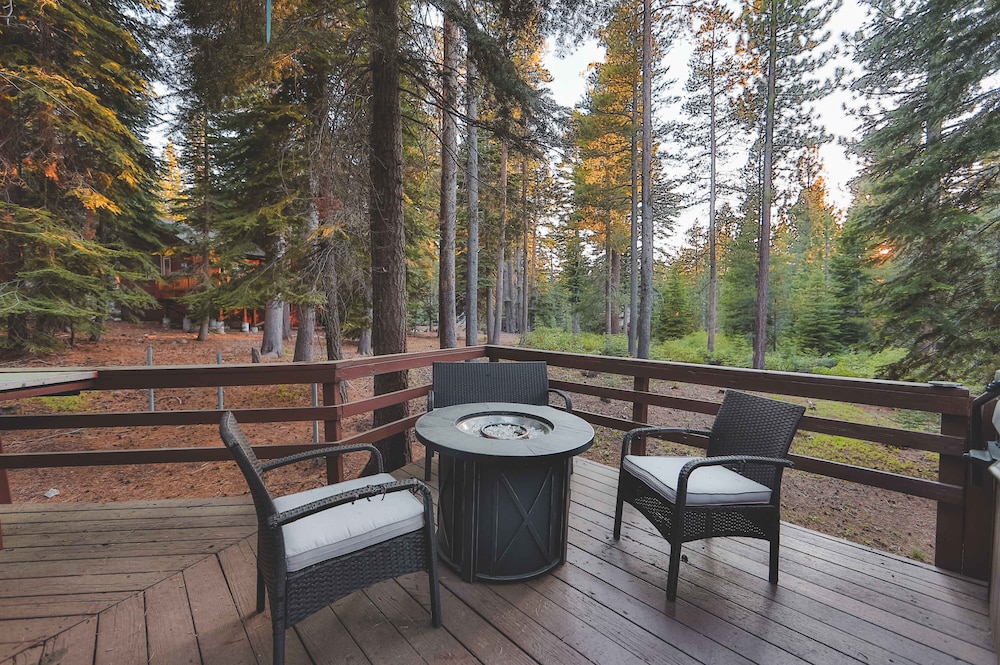 Iroquois Ridge Charming Home for 8 w/ Hot Tub Near Lake Tahoe & Skiing